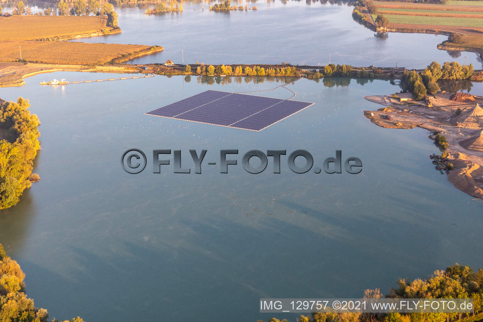Schwimmende Photovoltaik-Insel auf Kiesweier in Leimersheim im Bundesland Rheinland-Pfalz, Deutschland