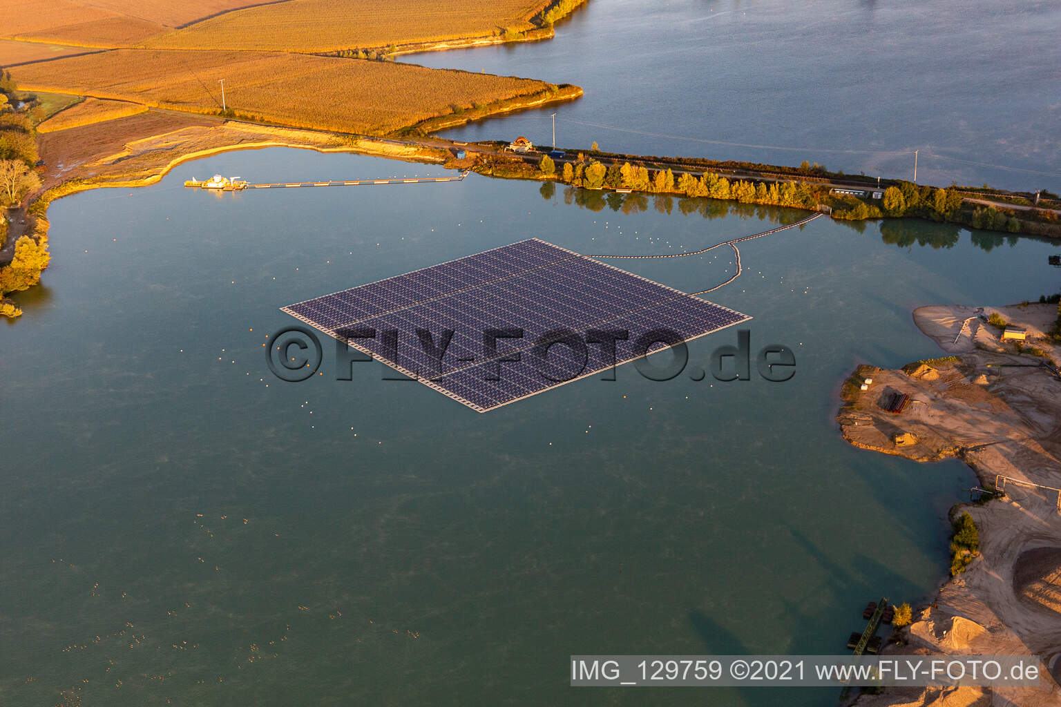 Schrägluftbild von Schwimmendes Solarkraftwerk und Panelfelder von Photovoltaik- Anlagen auf der Wasseroberfläche auf einem Baggersee zur Kiesgewinnung in Leimersheim im Bundesland Rheinland-Pfalz, Deutschland
