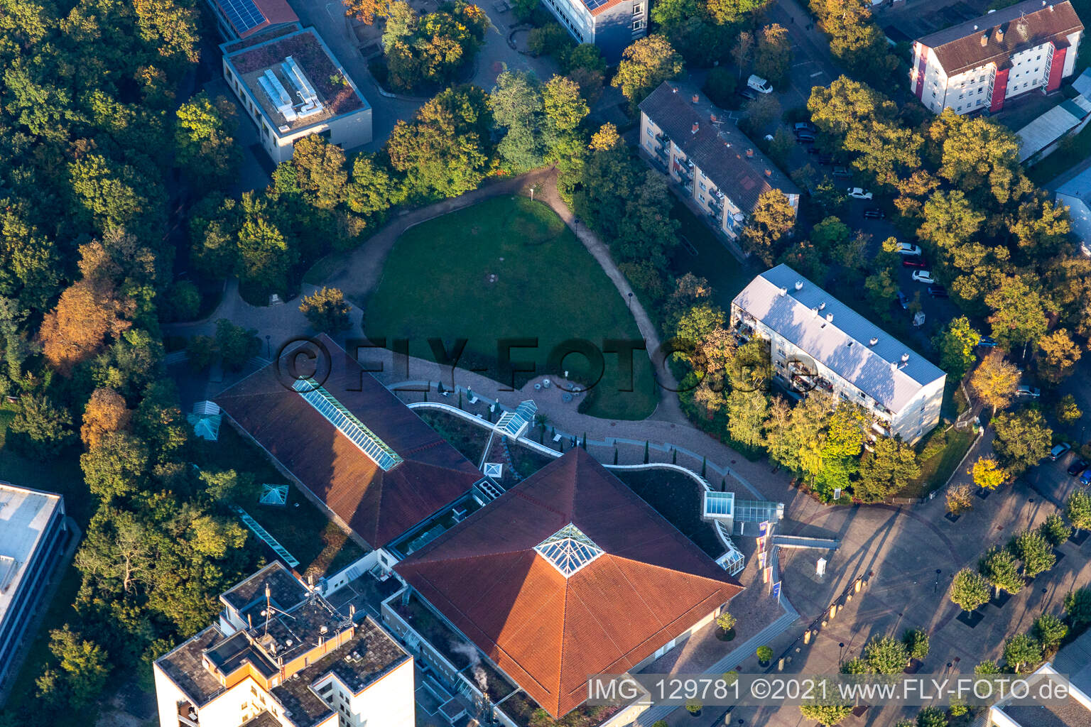 Luftbild von Stadthalle, Stadtgarten in Germersheim im Bundesland Rheinland-Pfalz, Deutschland