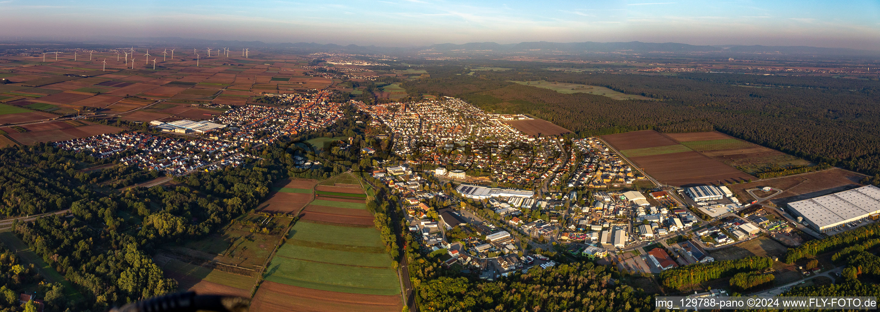 Panorama - Perspektive des Stadtgebiet mit Außenbezirken und Innenstadtbereich in Bellheim im Bundesland Rheinland-Pfalz, Deutschland