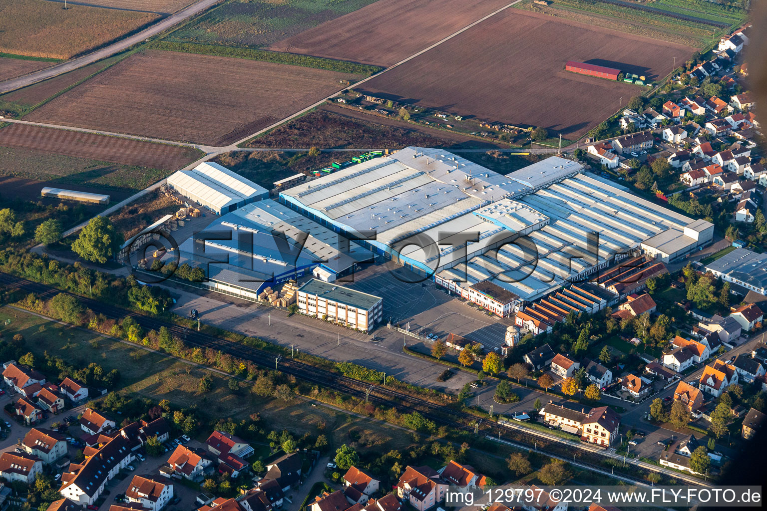 Luftaufnahme von Firmengelände der Kardex Remstar Maschinenbau mit Hallen, Firmengebäuden und Produktionsstätten in Bellheim im Bundesland Rheinland-Pfalz, Deutschland