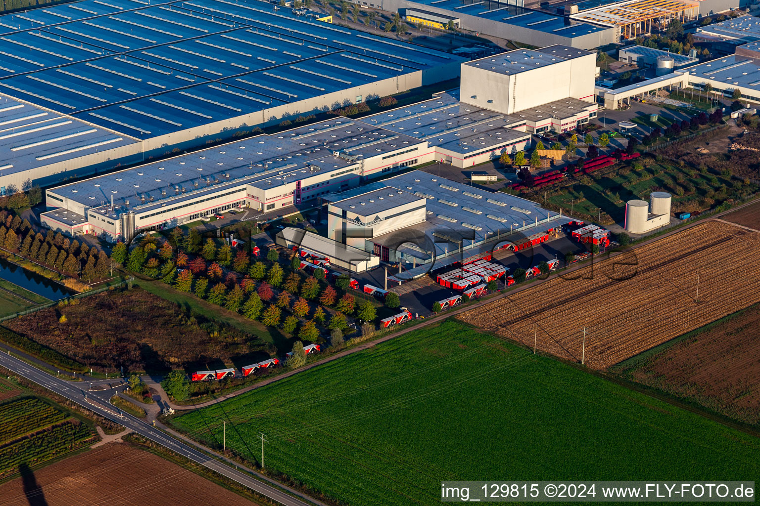 Luftbild von Gewerbegebiet Interpark mit Tricor Packaging & Logistics AG, Prowell Papierverarbeitung Gmbh in Offenbach an der Queich im Bundesland Rheinland-Pfalz, Deutschland