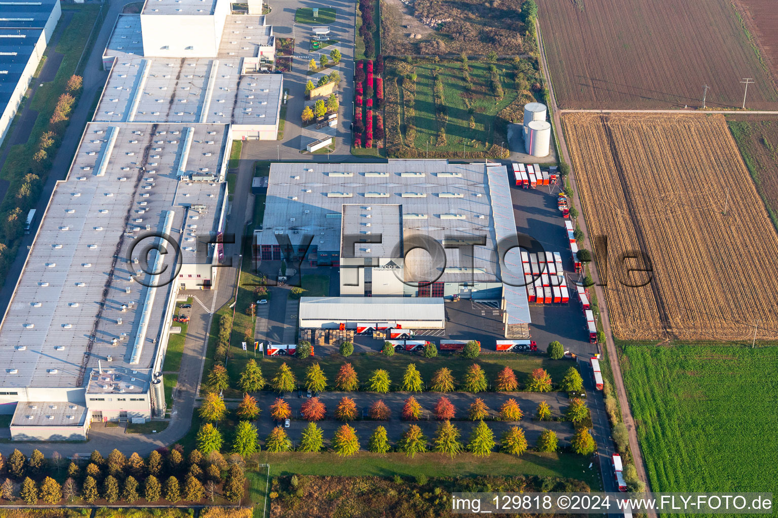 Schrägluftbild von Lagerhallen und Speditionsgebäude der Tricor Packaging & Logistics AG in Offenbach an der Queich im Bundesland Rheinland-Pfalz, Deutschland