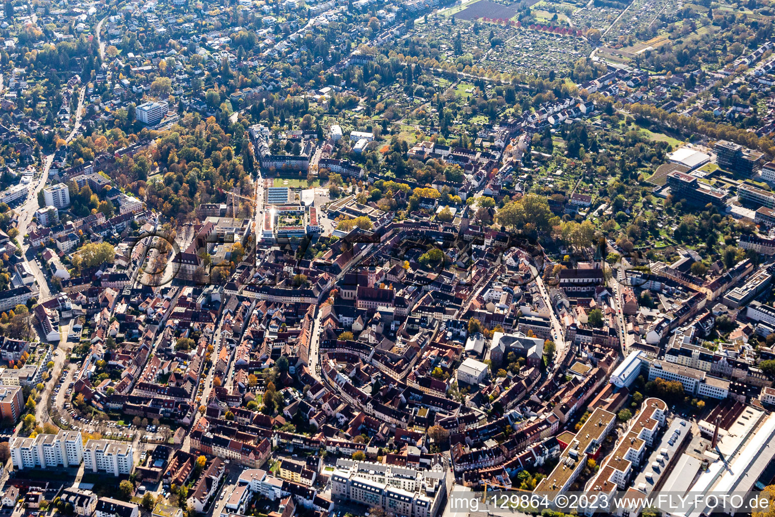 Luftaufnahme von Altstadtbereich und Innenstadtzentrum im Ortsteil Durlach in Karlsruhe im Bundesland Baden-Württemberg, Deutschland