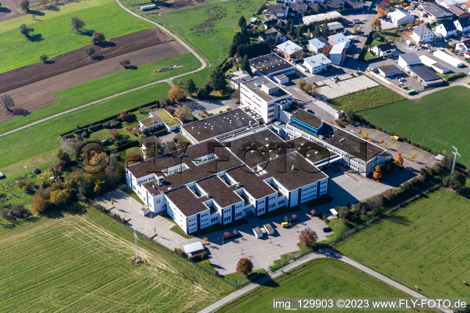 Firmengelände der Polytec GmbH mit Hallen, Firmengebäuden und Produktionsstätten in Waldbronn im Ortsteil Reichenbach im Bundesland Baden-Württemberg, Deutschland
