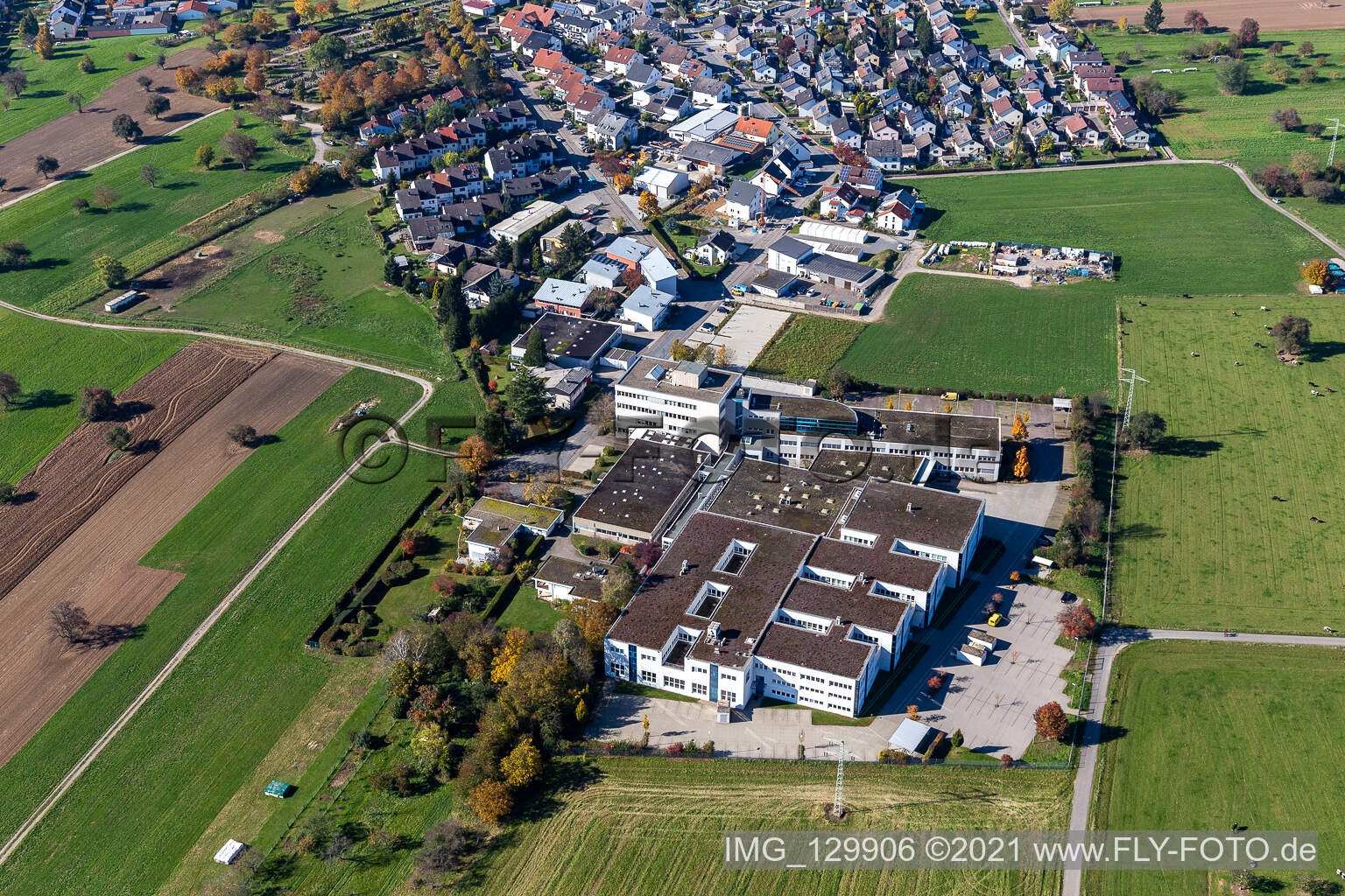 Luftbild von Firmengelände der Polytec GmbH mit Hallen, Firmengebäuden und Produktionsstätten in Waldbronn im Ortsteil Reichenbach im Bundesland Baden-Württemberg, Deutschland