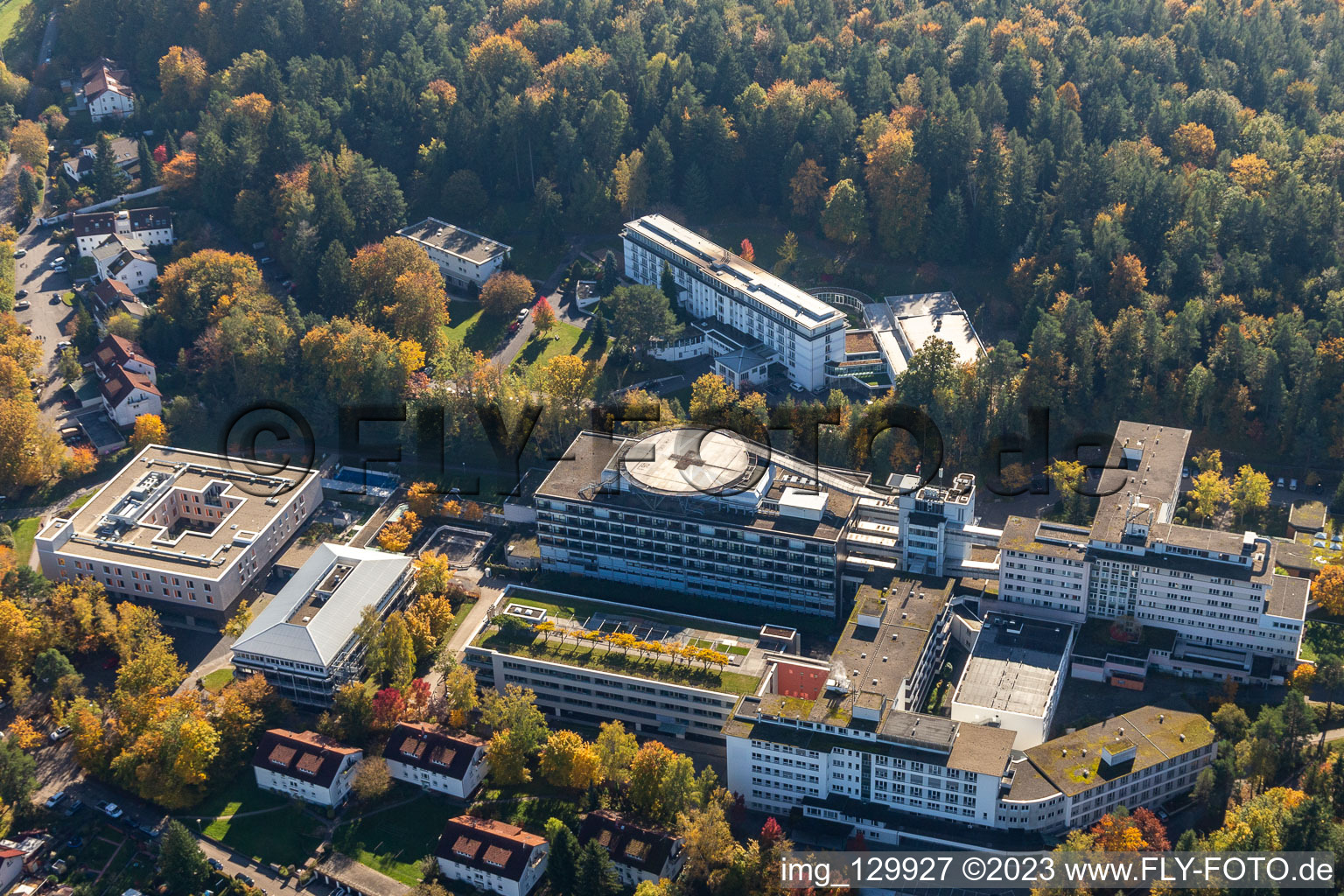 Luftbild von Klinikgelände des Rehabilitationszentrums der Rehaklinik BBRZ Karlsbad in Karlsbad im Ortsteil Langensteinbach im Bundesland Baden-Württemberg, Deutschland