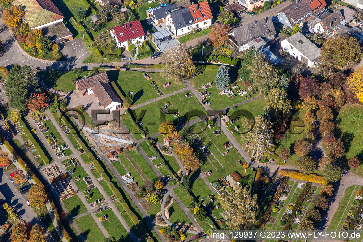 Luftaufnahme von Friedhof Langensteinbach in Karlsbad im Bundesland Baden-Württemberg, Deutschland