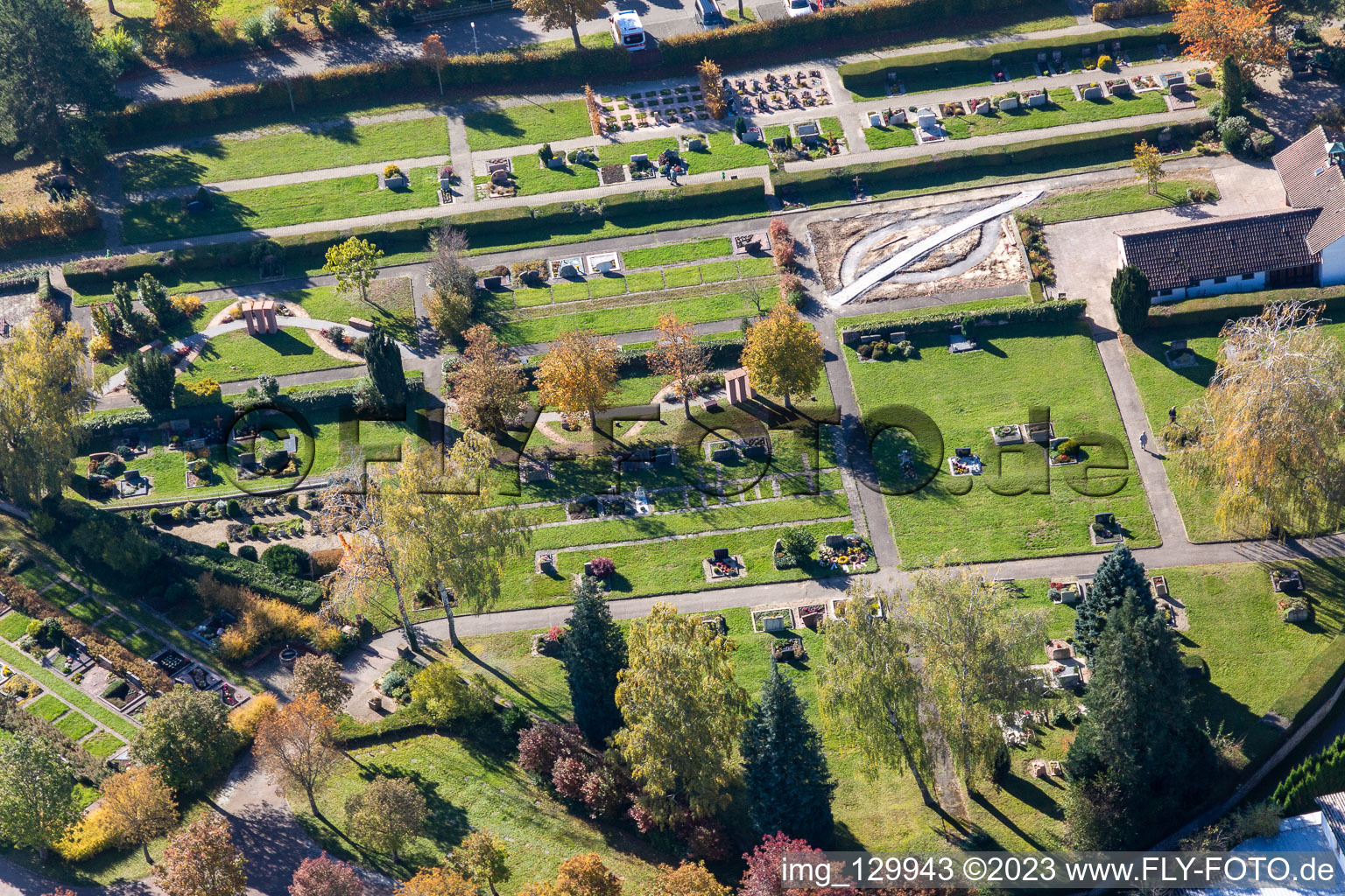 Friedhof Langensteinbach in Karlsbad im Bundesland Baden-Württemberg, Deutschland aus der Luft