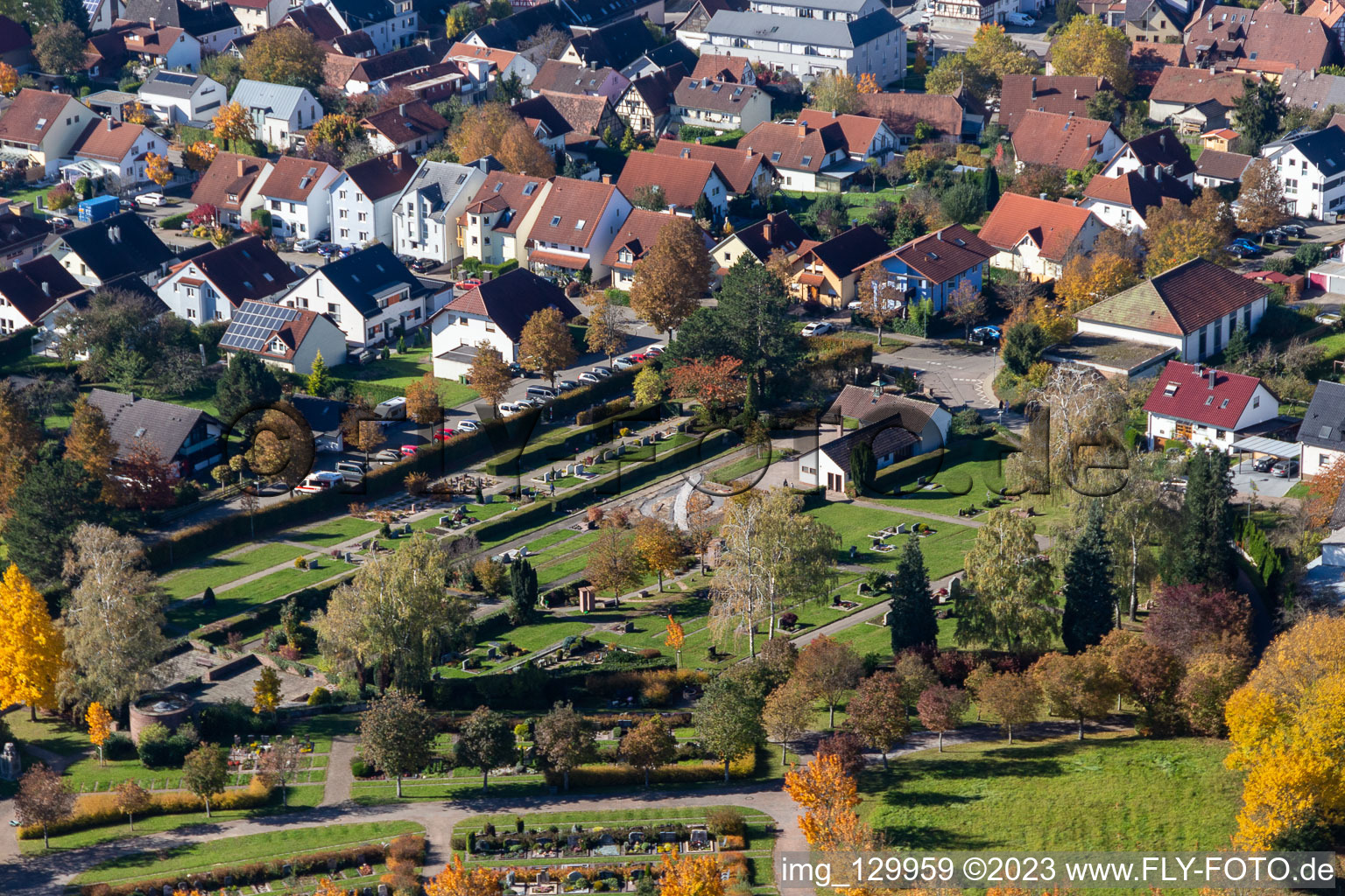 Friedhof Langensteinbach in Karlsbad im Bundesland Baden-Württemberg, Deutschland aus der Luft betrachtet