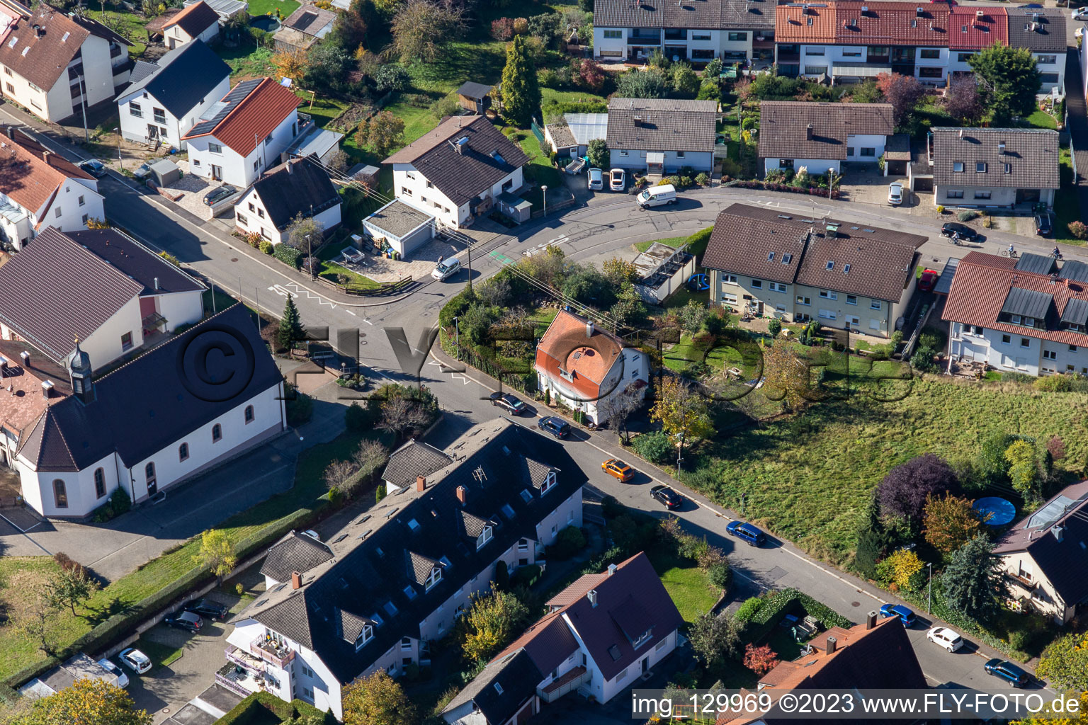 Schrägluftbild von Wilhelm-Roether-Straße im Ortsteil Langensteinbach in Karlsbad im Bundesland Baden-Württemberg, Deutschland