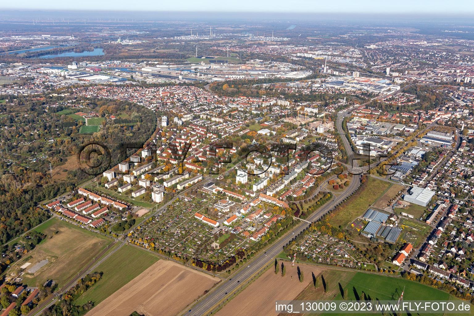 Luftaufnahme von Ortsteil Daxlanden in Karlsruhe im Bundesland Baden-Württemberg, Deutschland