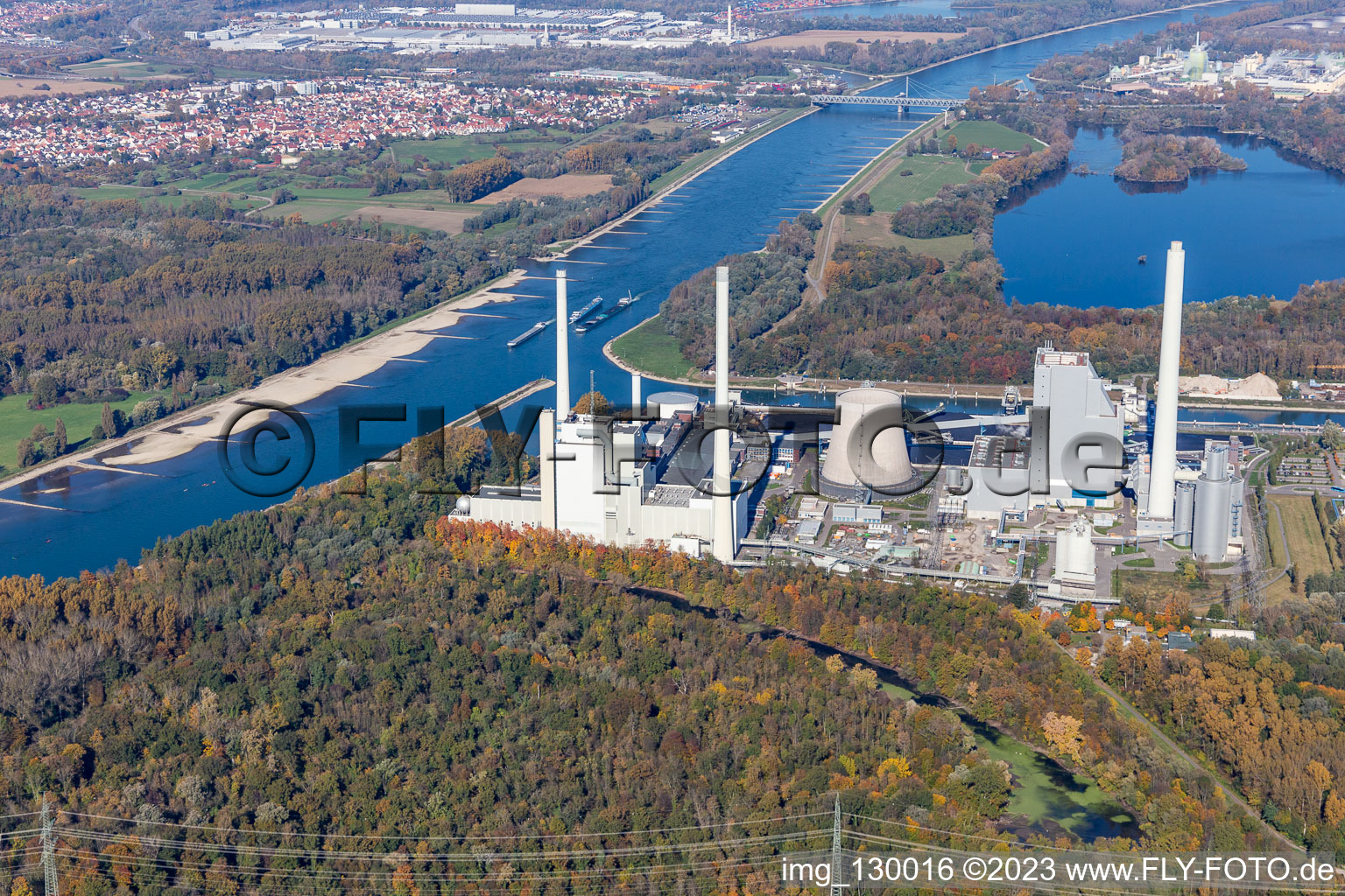 Kraftwerke der  EnBW Energie Baden-Württemberg AG am Rhein im Ortsteil Daxlanden in Karlsruhe, Deutschland