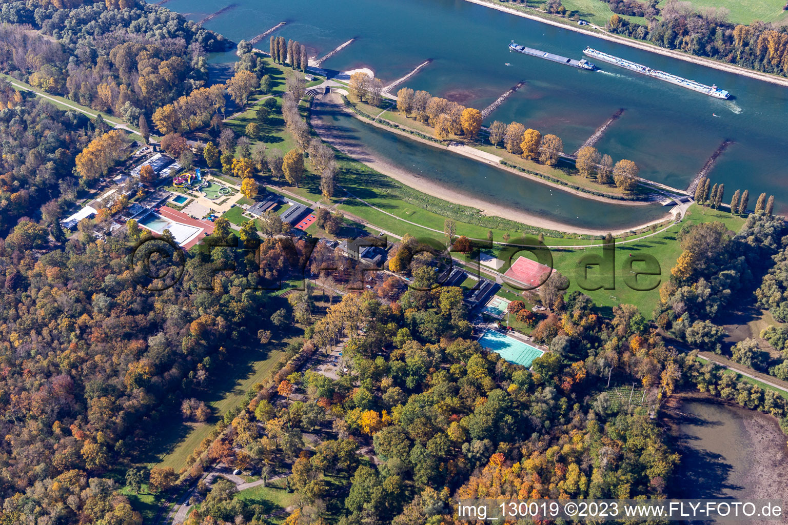Luftbild von Uferbereiche des Freibades Rheinstrandbad Rappenwörth am Rhein im Ortsteil Daxlanden in Karlsruhe im Bundesland Baden-Württemberg, Deutschland