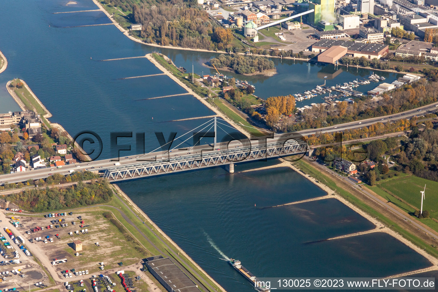 Fluß - Brückenbauwerke für Bahn und B10 über den Rhein bei Maxau im Ortsteil Knielingen in Karlsruhe im Bundesland Baden-Württemberg, Deutschland