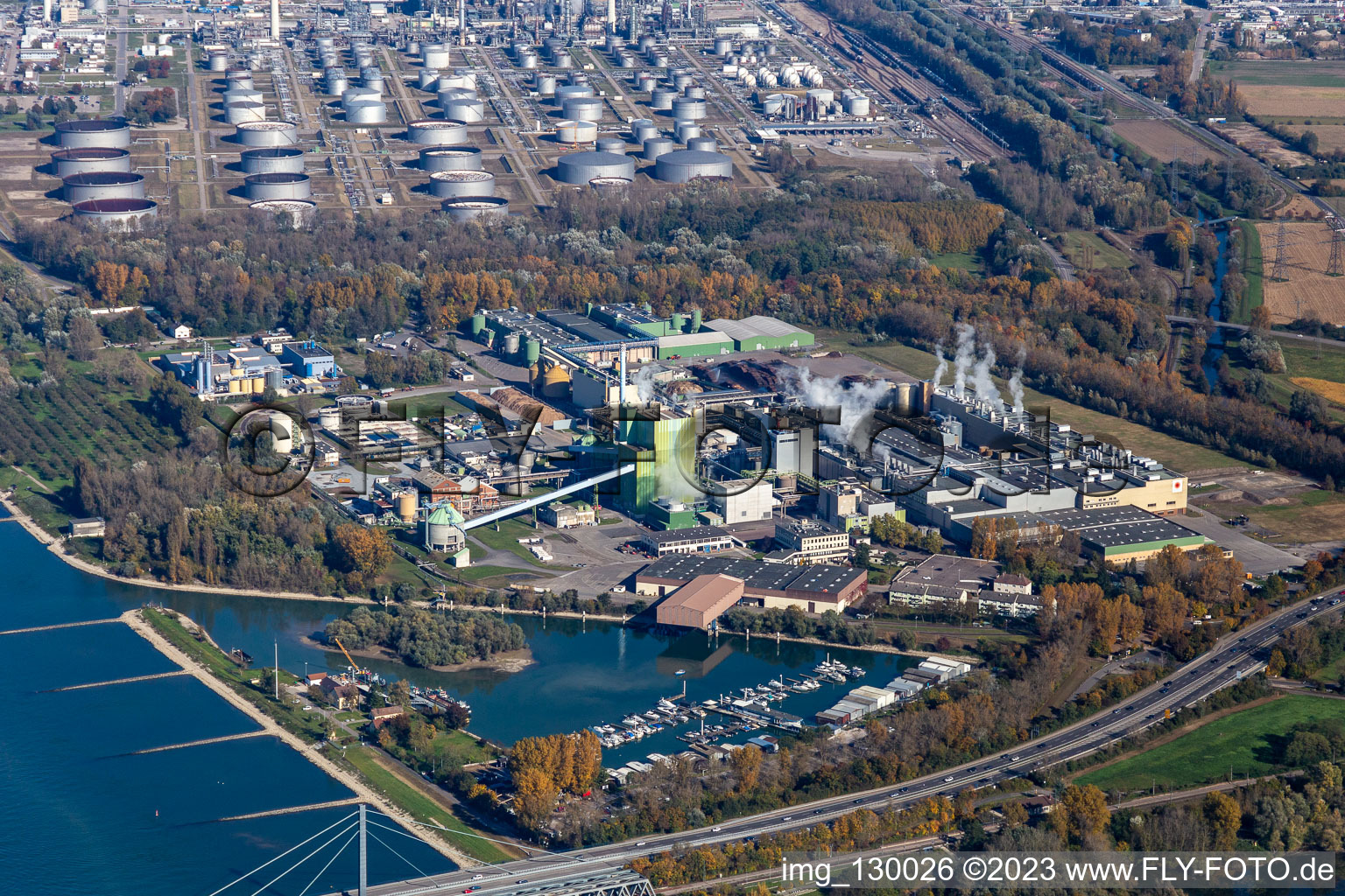Luftbild von Gebäude und Produktionshallen auf dem Werksgelände der Papierfabrik Stora Enso am Rhein in Karlsruhe im Ortsteil Knielingen im Bundesland Baden-Württemberg, Deutschland