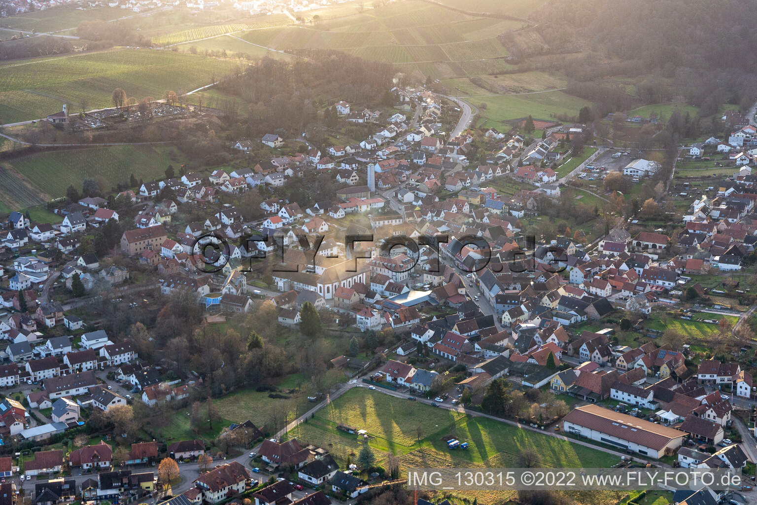 Klingenmünster im Bundesland Rheinland-Pfalz, Deutschland von der Drohne aus gesehen