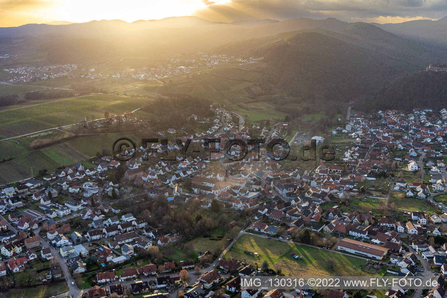 Luftbild von Klingenmünster im Bundesland Rheinland-Pfalz, Deutschland