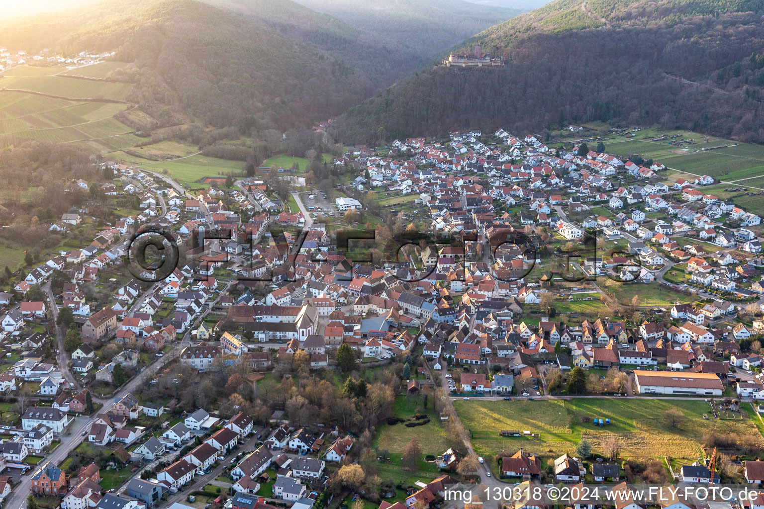 Klingenmünster im Bundesland Rheinland-Pfalz, Deutschland aus der Vogelperspektive