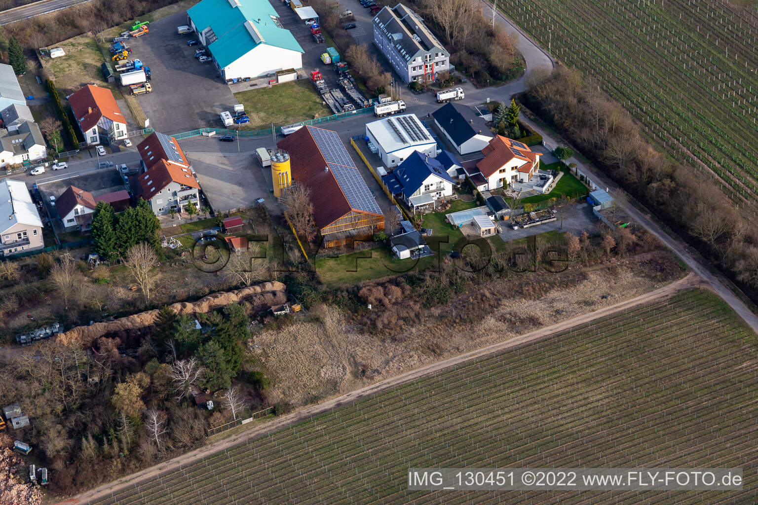 Luftbild von Gewerbegebiet In der Nauroth. HWP die möbelmacher in Ellerstadt im Bundesland Rheinland-Pfalz, Deutschland