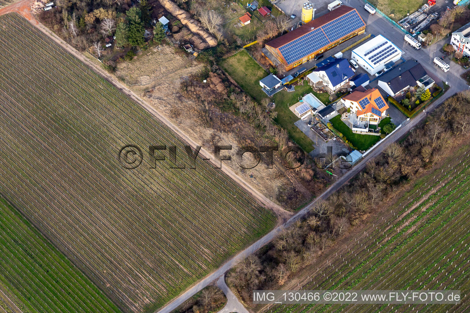 Luftaufnahme von Gewerbegebiet In der Nauroth. HWP die möbelmacher in Ellerstadt im Bundesland Rheinland-Pfalz, Deutschland