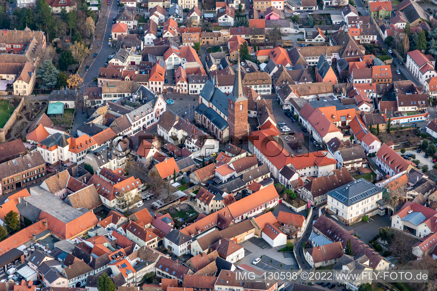 Luftbild von Pfarrkirche St. Urlrich in Deidesheim im Bundesland Rheinland-Pfalz, Deutschland