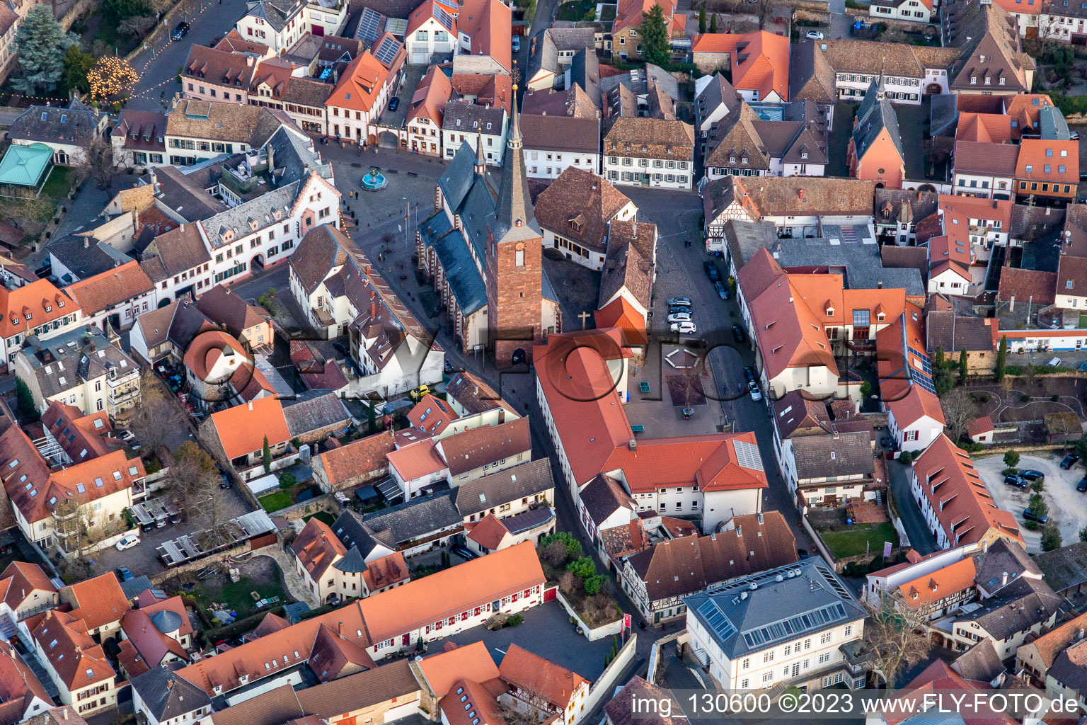 Luftaufnahme von Pfarrkirche St. Urlrich in Deidesheim im Bundesland Rheinland-Pfalz, Deutschland