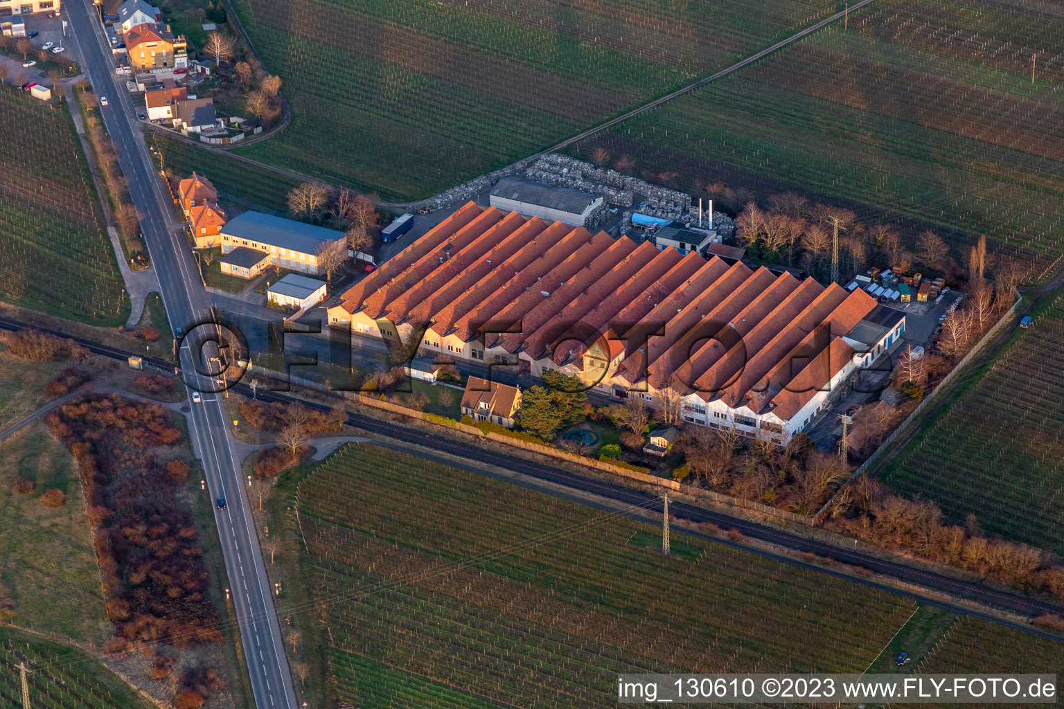Luftbild von Mußbach, METALLWERK in Neustadt an der Weinstraße im Bundesland Rheinland-Pfalz, Deutschland