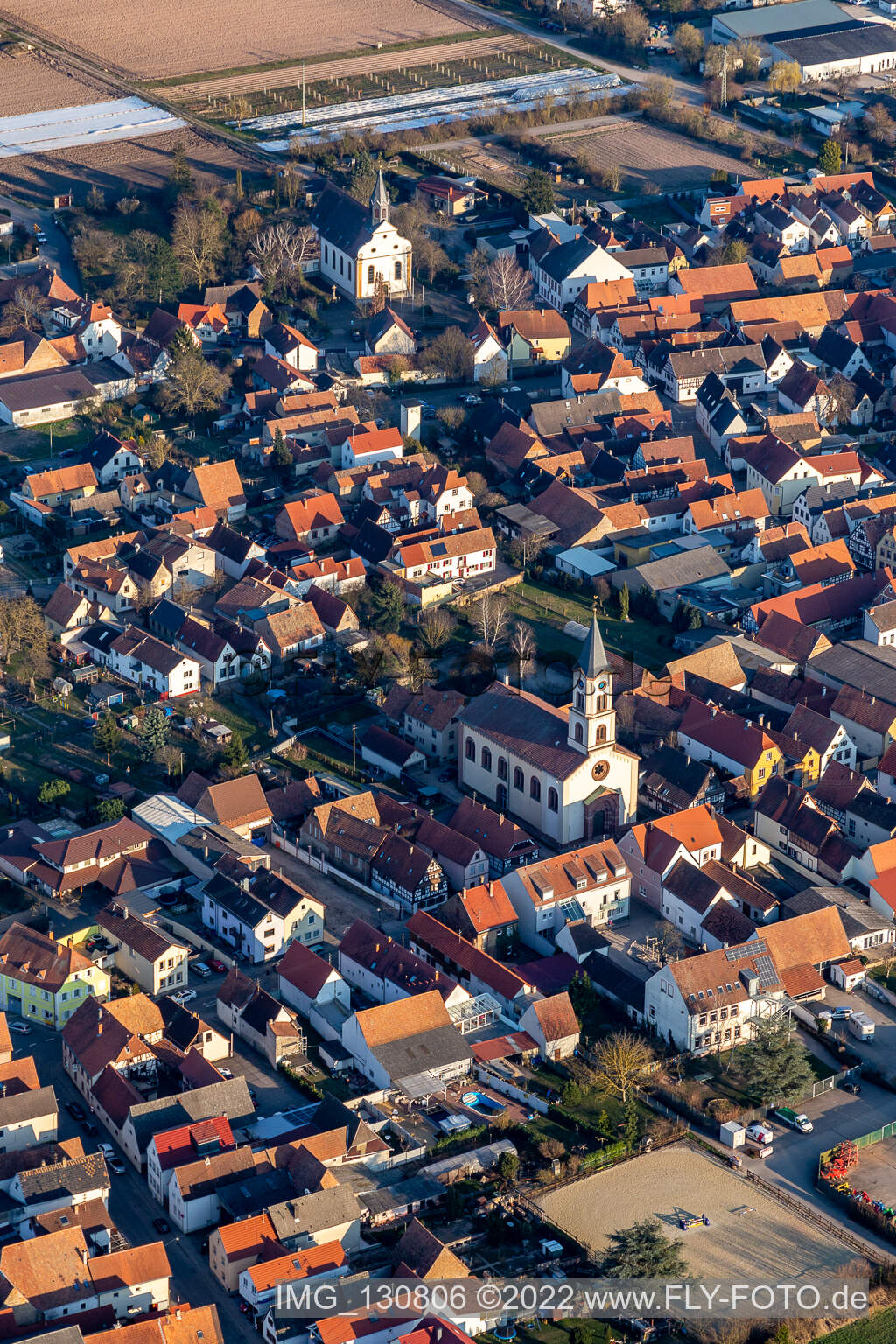 Luftbild von St. Bartholomäus und Protestantische Kirche Zeiskam im Bundesland Rheinland-Pfalz, Deutschland