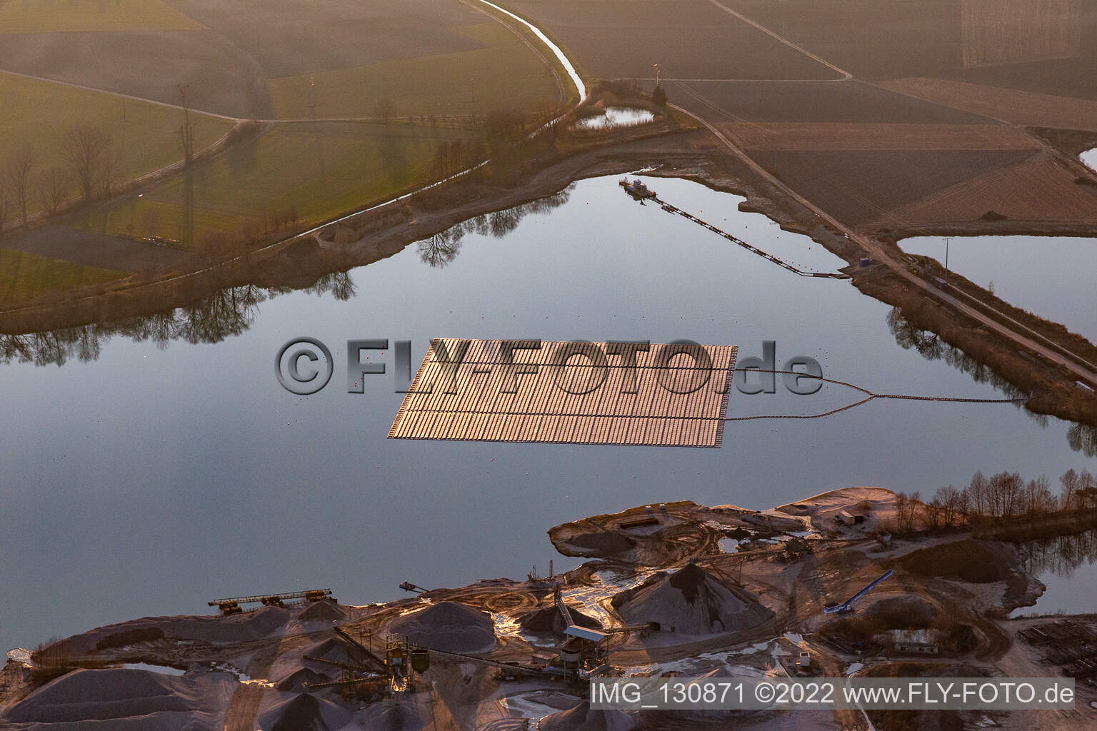 Luftbild von Schwimmende Photovoltaik-Insel auf dem Baggersee in Leimersheim im Bundesland Rheinland-Pfalz, Deutschland