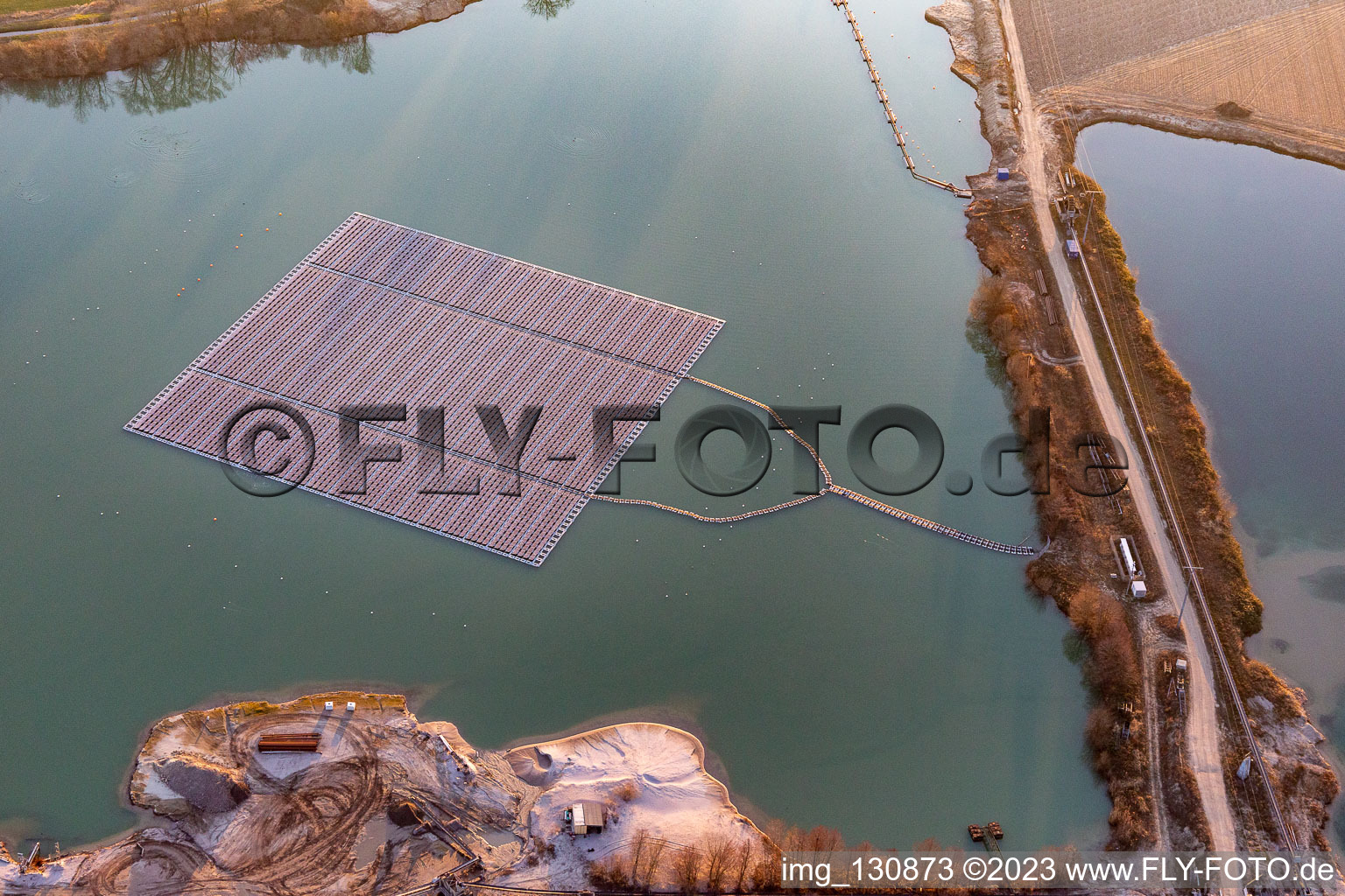 Luftaufnahme von Schwimmende Photovoltaik-Insel auf dem Baggersee in Leimersheim im Bundesland Rheinland-Pfalz, Deutschland
