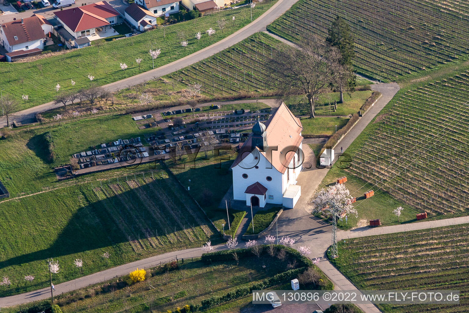 Luftaufnahme von St. Dionysius (Hochzeits-)Kapelle im Ortsteil Gleiszellen in Gleiszellen-Gleishorbach im Bundesland Rheinland-Pfalz, Deutschland