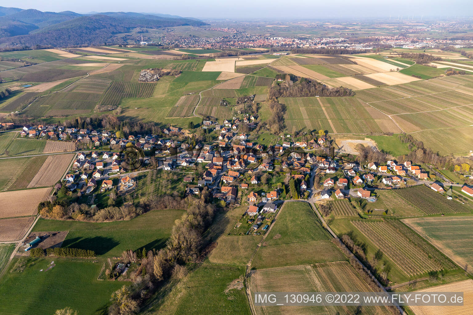 Oberhoffen-lès-Wissembourg im Bundesland Bas-Rhin, Frankreich aus der Luft