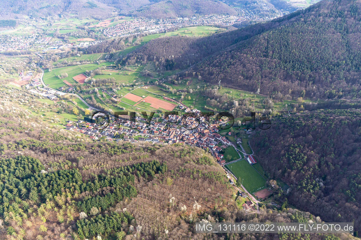 Drohnenaufname von Ortsteil Gräfenhausen in Annweiler am Trifels im Bundesland Rheinland-Pfalz, Deutschland