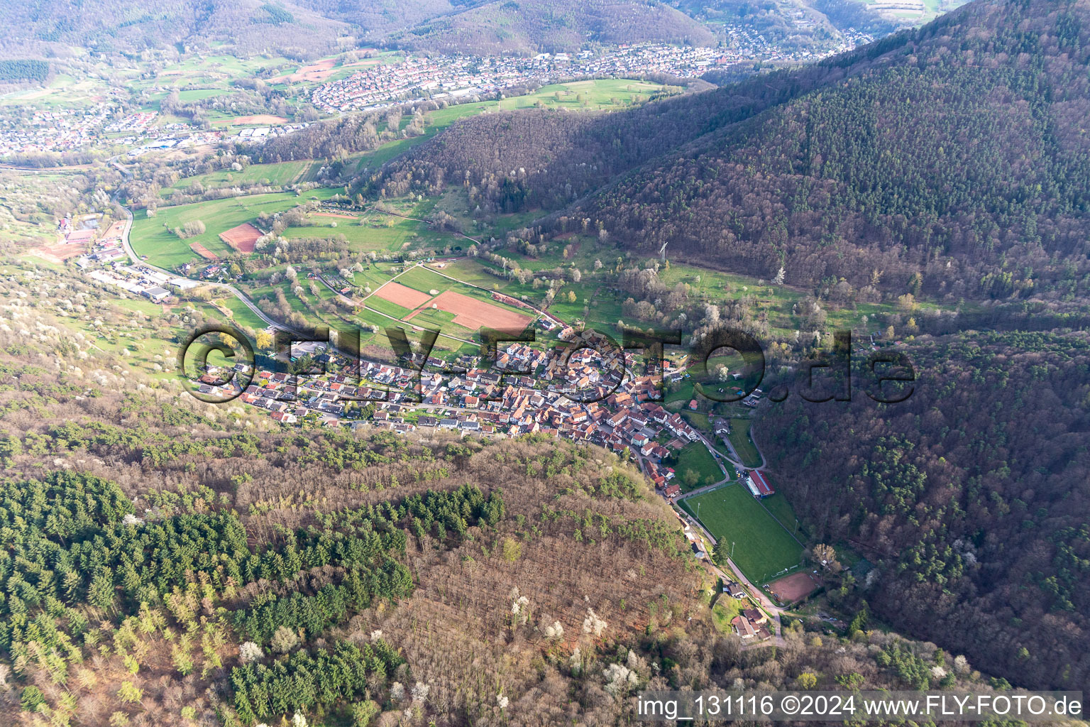 Drohnenaufname von Ortsteil Gräfenhausen in Annweiler am Trifels im Bundesland Rheinland-Pfalz, Deutschland