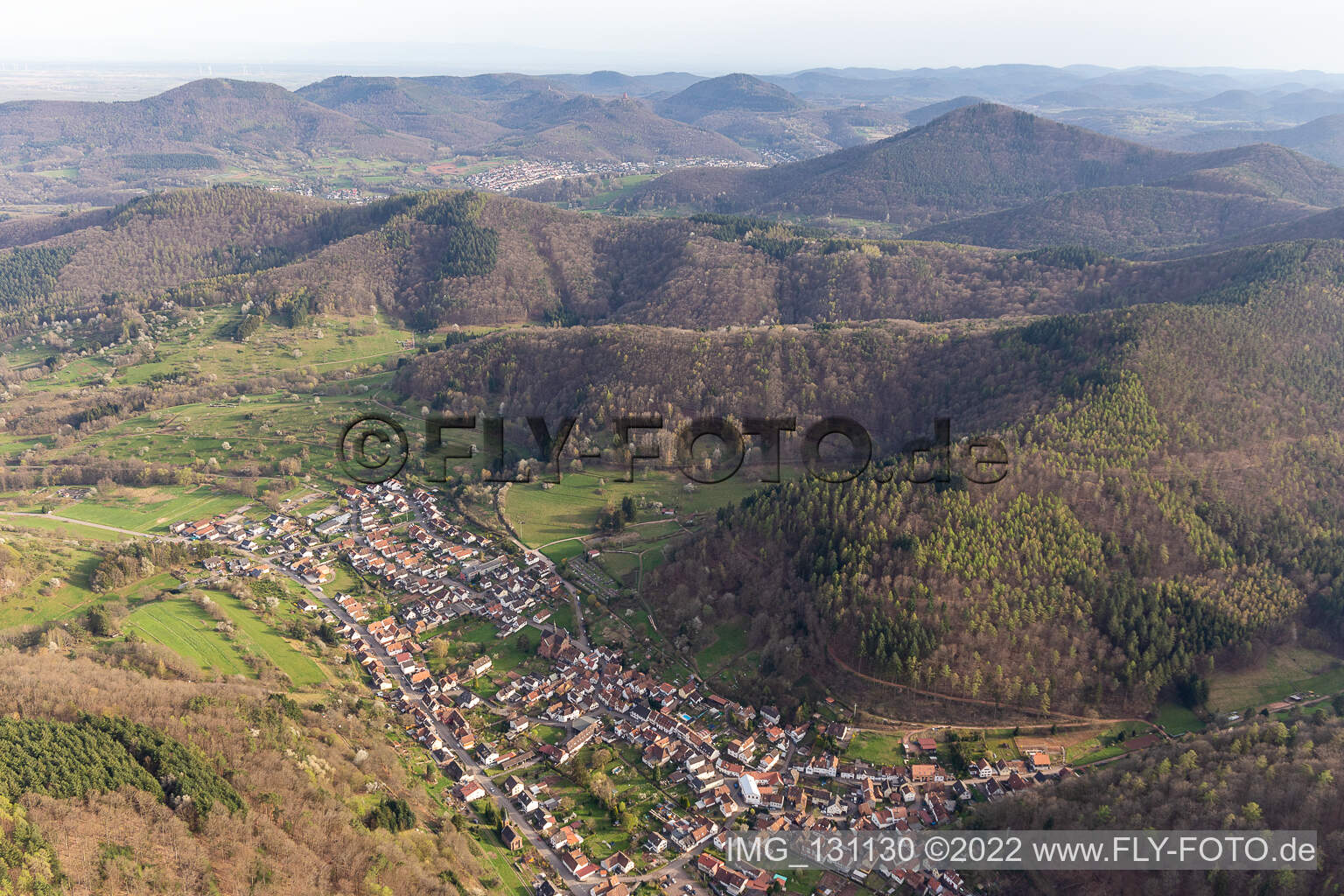 Eußerthal im Bundesland Rheinland-Pfalz, Deutschland von der Drohne aus gesehen