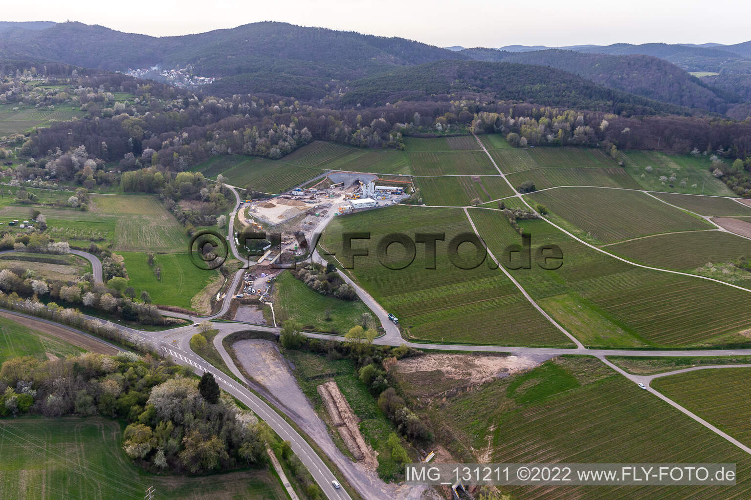 Luftbild von Tunnelportal Baustelle Bad Bergzabern in Dörrenbach im Bundesland Rheinland-Pfalz, Deutschland