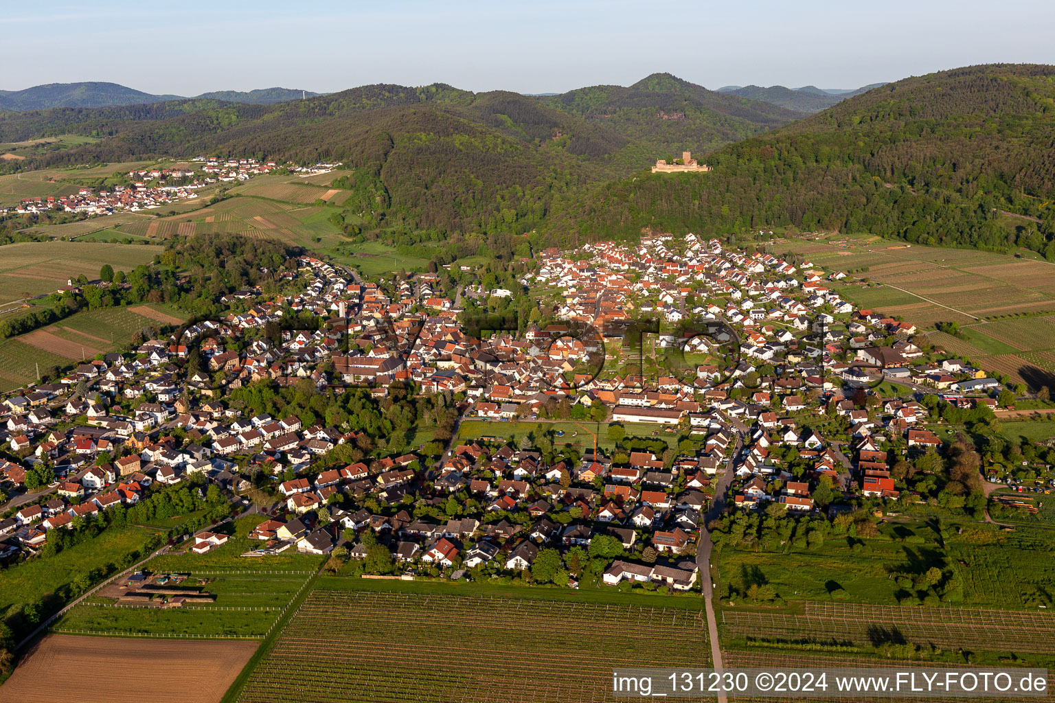 Klingenmünster im Bundesland Rheinland-Pfalz, Deutschland aus der Drohnenperspektive