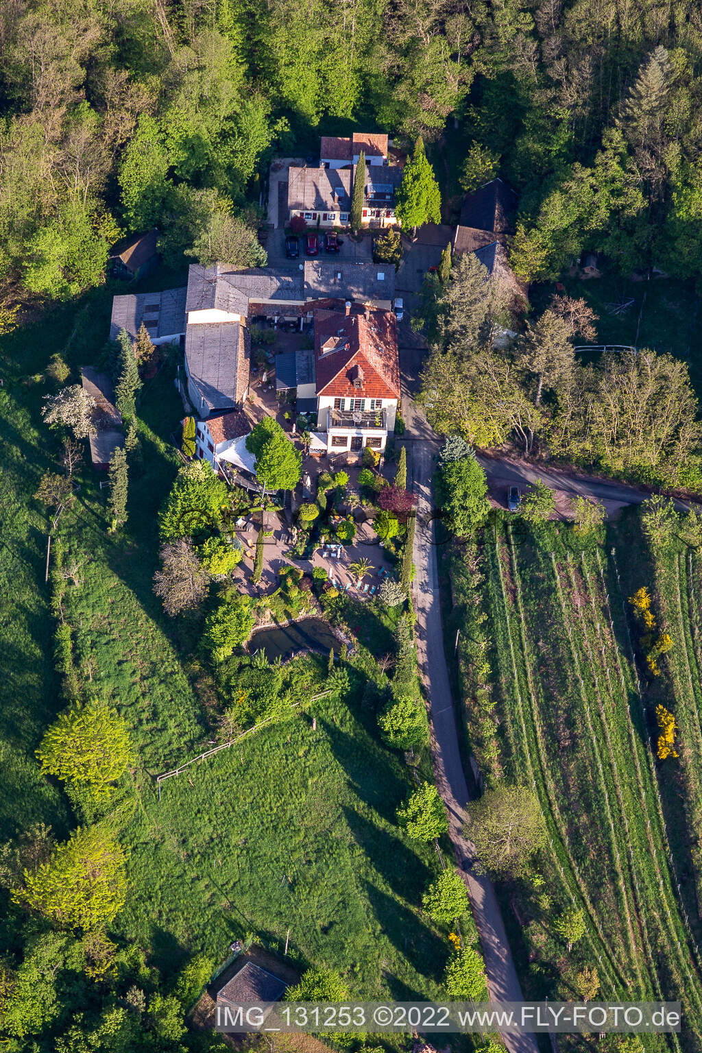 Luftbild von Gästehaus Sankt Annagut in Burrweiler im Bundesland Rheinland-Pfalz, Deutschland