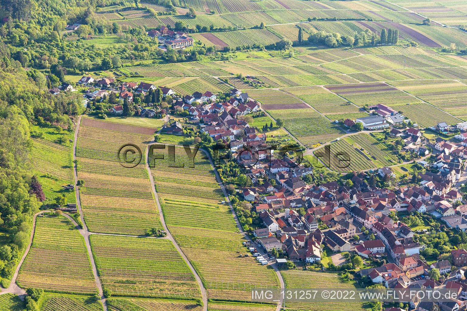 Weyher in der Pfalz im Bundesland Rheinland-Pfalz, Deutschland von einer Drohne aus