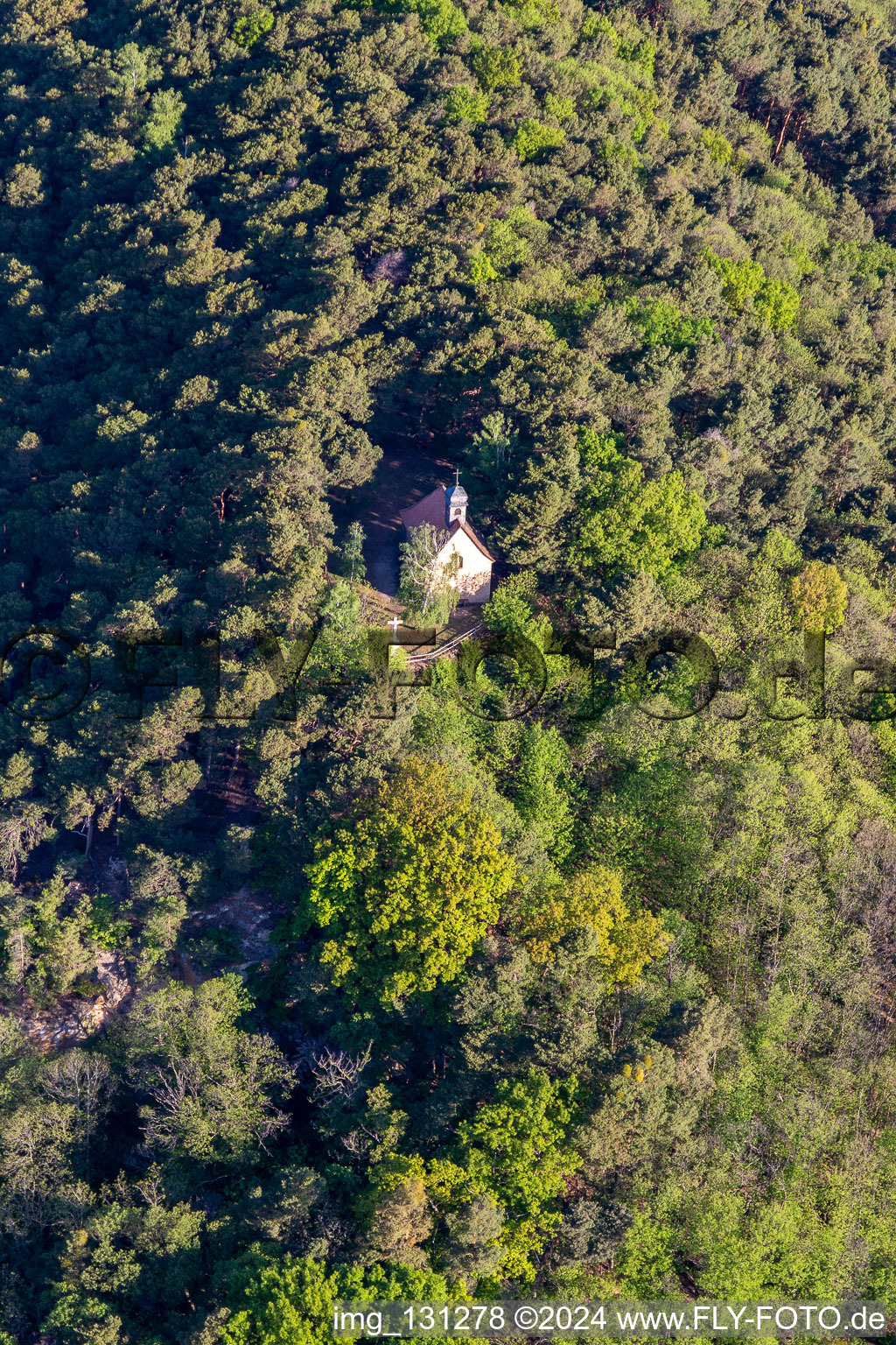 Schrägluftbild von Kapelle Wetterkreuzberg in Maikammer im Bundesland Rheinland-Pfalz, Deutschland