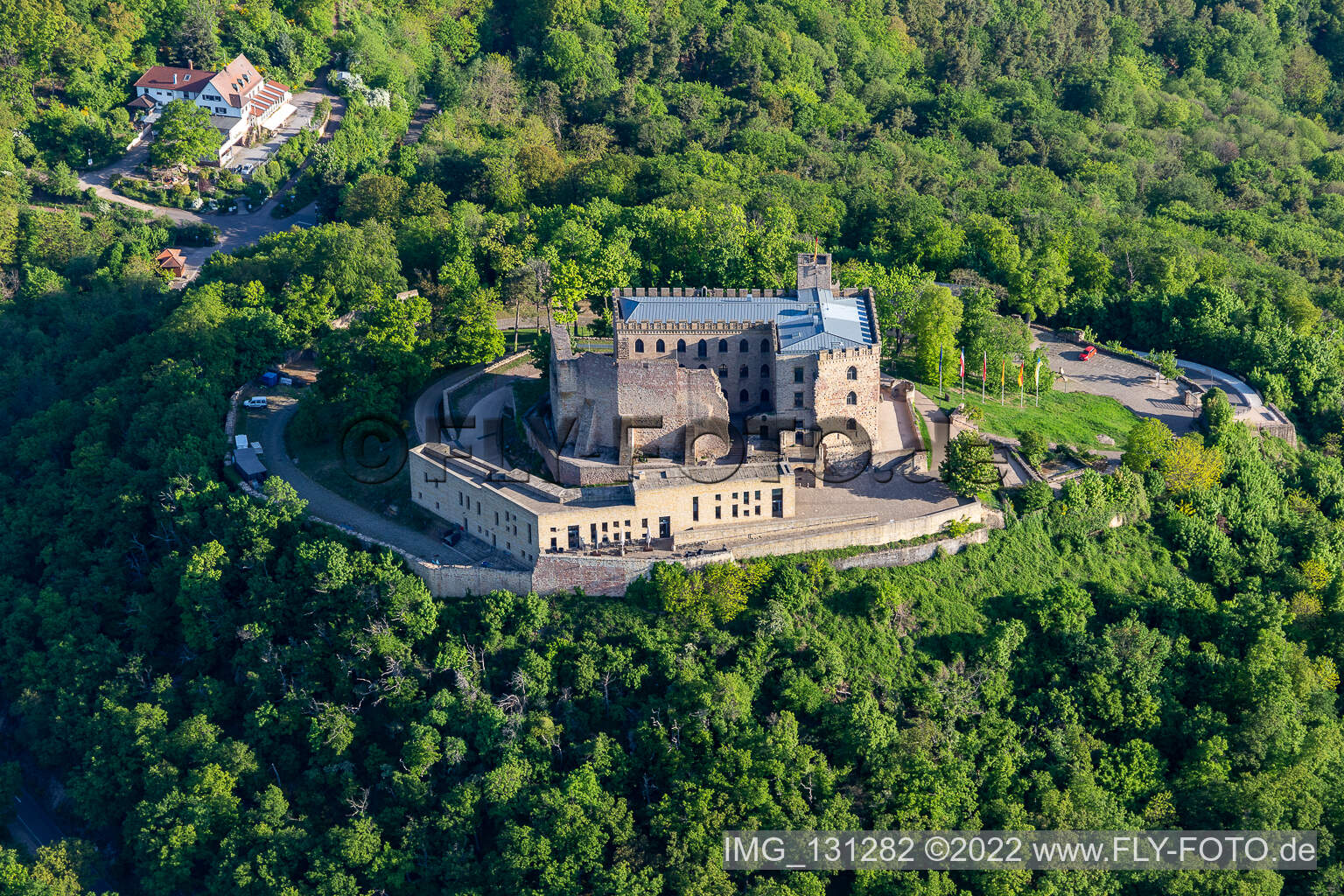 Hambacher Schloss im Ortsteil Diedesfeld in Neustadt an der Weinstraße im Bundesland Rheinland-Pfalz, Deutschland von einer Drohne aus