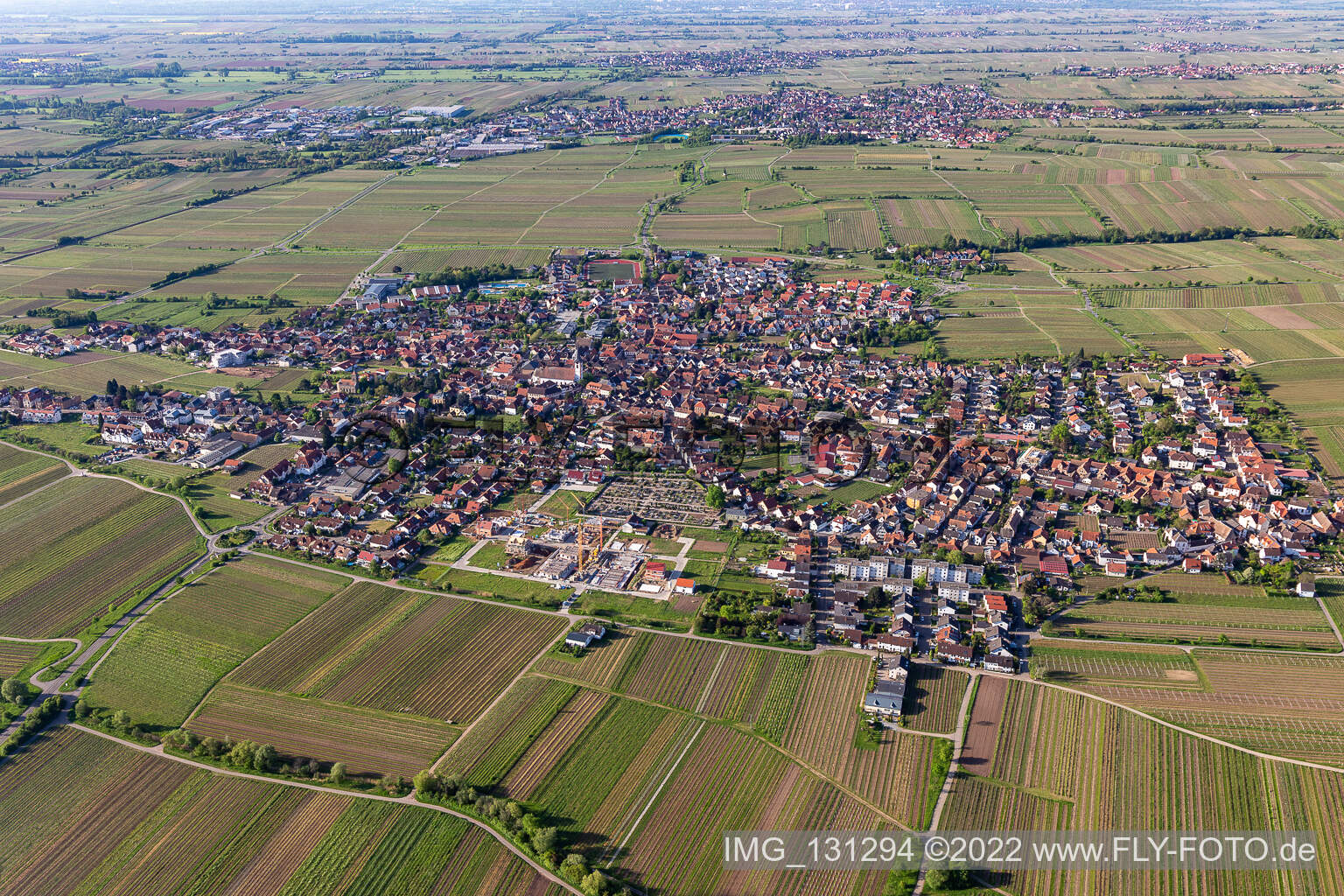 Maikammer im Bundesland Rheinland-Pfalz, Deutschland von der Drohne aus gesehen