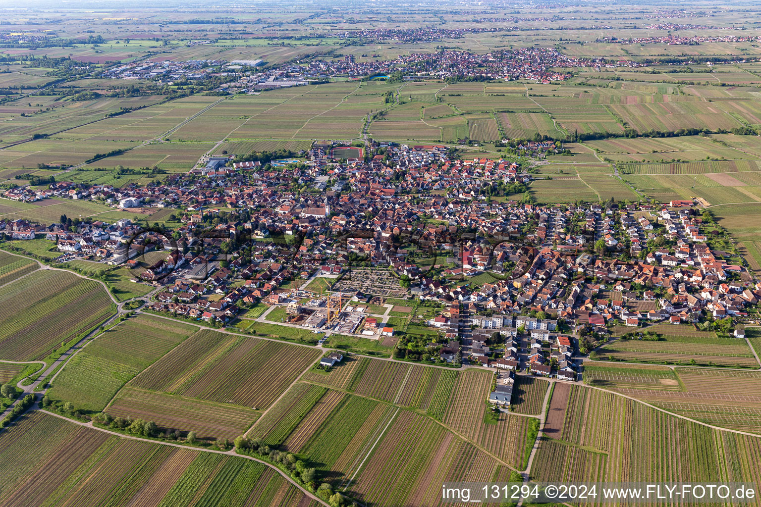 Maikammer im Bundesland Rheinland-Pfalz, Deutschland von der Drohne aus gesehen