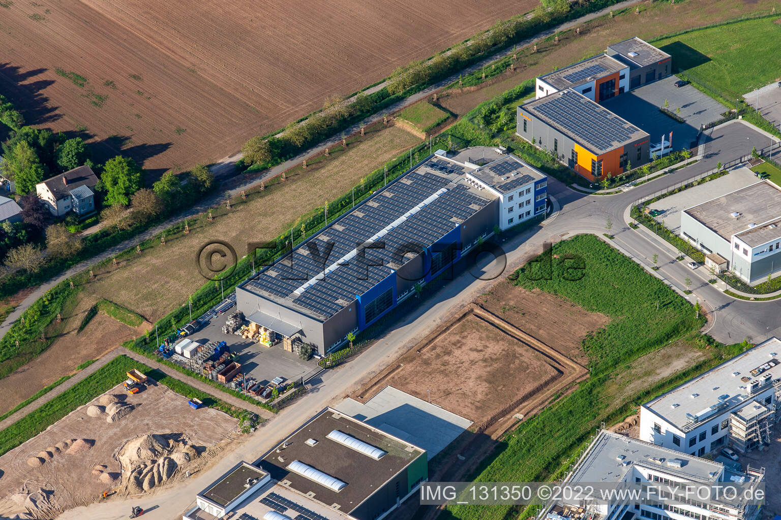 Schrägluftbild von EmiCo Emission Control Systems GmbH im Ortsteil Queichheim in Landau in der Pfalz im Bundesland Rheinland-Pfalz, Deutschland