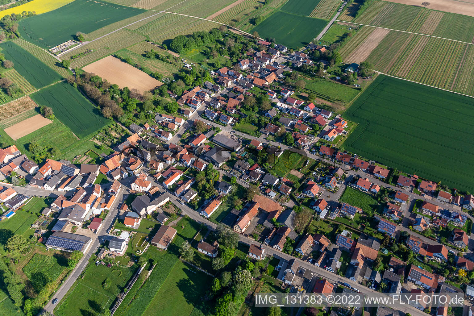 Ortsteil Kleinsteinfeld in Niederotterbach im Bundesland Rheinland-Pfalz, Deutschland aus der Drohnenperspektive