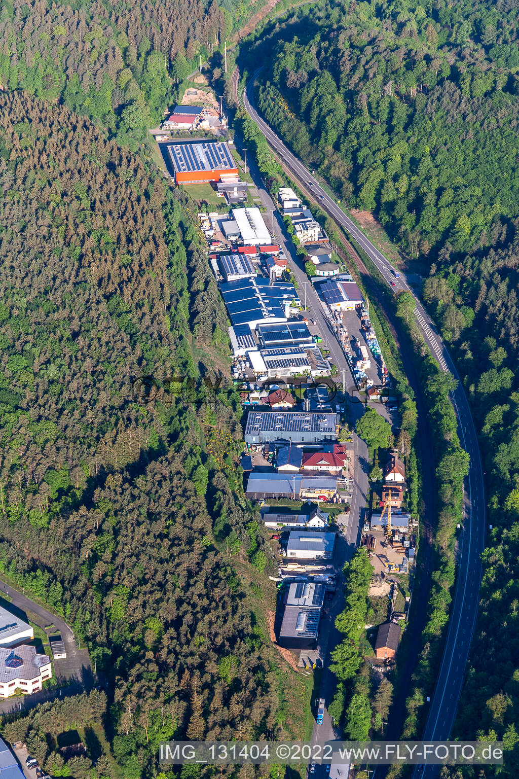 Industriegebiet an der alten Bundestraße in Hauenstein im Bundesland Rheinland-Pfalz, Deutschland