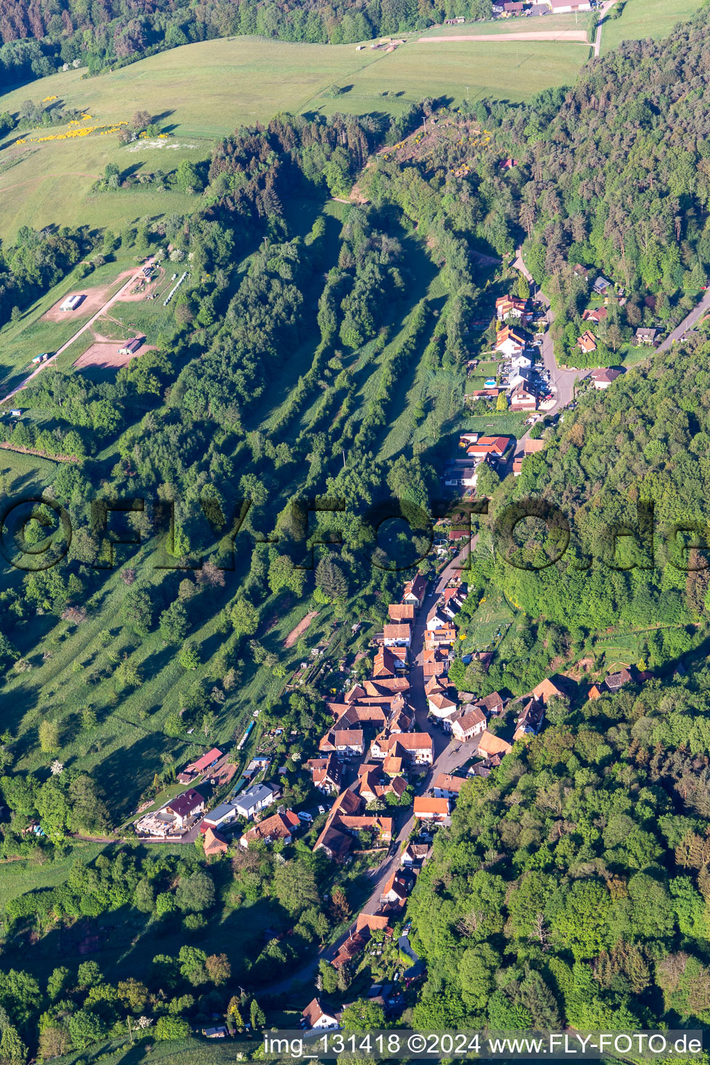 Oberschlettenbach im Bundesland Rheinland-Pfalz, Deutschland aus der Drohnenperspektive