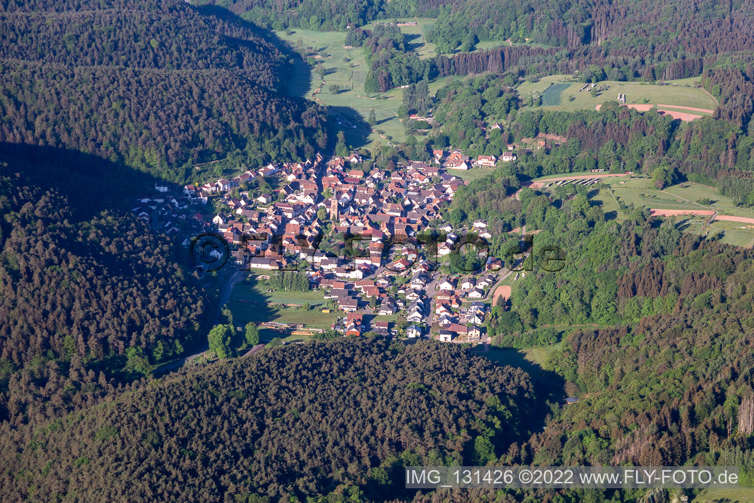 Drohnenbild von Vorderweidenthal im Bundesland Rheinland-Pfalz, Deutschland