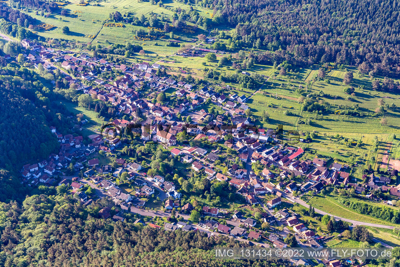 Birkenhördt im Bundesland Rheinland-Pfalz, Deutschland aus der Drohnenperspektive